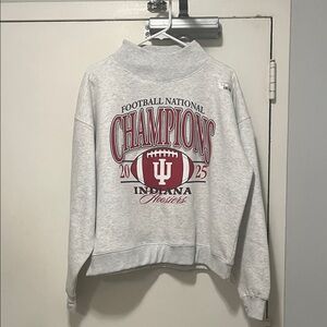 Pressbox Light Gray Cropped Turtleneck Sweatshirt with Maroon Graphic